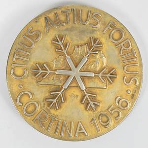 Siegermedaille 1956  | Erste Teilnahme der UdSSR an Olympischen Winterspielen und erste Goldmedaille für die Eishockeymannschaft der UdSSR bei Olympischen Spielen. Goldmedaille von den Olympischen Winterspielen 1956 in Cortina d´Ampezzo für die UdSSR im Eishockey für den Spieler Viktor Schuvalov (1923-2021). Silber (gepunzt 800er), vergoldet, 6 cm. Im original grünem Lederetui mit aufgesetzten farbig emaillierten Olympischen Ringen. Dabei: Siegerdiplom "VII Giochi Olimpica Invernali Cortina 1956. DIPLOMA Viktor Schuvalov URSS. 1st torneo di Hockey". Mit original Signatur des IOC  Präsidenten Every Brandage. 48 x 38 cm. - Bild 3