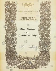 Siegermedaille 1956  | Erste Teilnahme der UdSSR an Olympischen Winterspielen und erste Goldmedaille für die Eishockeymannschaft der UdSSR bei Olympischen Spielen. Goldmedaille von den Olympischen Winterspielen 1956 in Cortina d´Ampezzo für die UdSSR im Eishockey für den Spieler Viktor Schuvalov (1923-2021). Silber (gepunzt 800er), vergoldet, 6 cm. Im original grünem Lederetui mit aufgesetzten farbig emaillierten Olympischen Ringen. Dabei: Siegerdiplom "VII Giochi Olimpica Invernali Cortina 1956. DIPLOMA Viktor Schuvalov URSS. 1st torneo di Hockey". Mit original Signatur des IOC  Präsidenten Every Brandage. 48 x 38 cm. - Bild 5