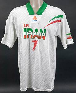 Asian Cup 1996 match worn football shirt Iran - Original match-worn Iran shirt with the number 7. Worn by Ali Reza Mansouriani on November 21, 1996, in the Asian Cup third-place match against Kuwait. Iran - Kuwait 3:2 on penalties. Status: AAB --Short-sleeved jersey; size approx. L; embroidered association logo and Saipa logo; rubberized player name and number (front and back); jersey shows signs of wear (rubber on the Iranian flag and front player number is partially loose and missing); with Emirates 96 XITH Asian Cup patch and two Iranian flag patches; Saipa. Jersey comes from the collection of a former Bundesliga player. Condition: A- - Bild 2