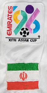 Asian Cup 1996 match worn football shirt Iran - Original match-worn Iran shirt with the number 7. Worn by Ali Reza Mansouriani on November 21, 1996, in the Asian Cup third-place match against Kuwait. Iran - Kuwait 3:2 on penalties. Status: AAB --Short-sleeved jersey; size approx. L; embroidered association logo and Saipa logo; rubberized player name and number (front and back); jersey shows signs of wear (rubber on the Iranian flag and front player number is partially loose and missing); with Emirates 96 XITH Asian Cup patch and two Iranian flag patches; Saipa. Jersey comes from the collection of a former Bundesliga player. Condition: A- - Bild 6