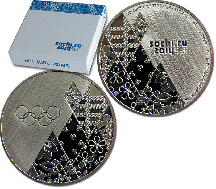 Teilnehmermedaille OSW2014  | Offizielle Teilnehmermedaille für Athleten für die Olympischen Winterspiele Sotschi 2014. Glänzender Edelstahl, Durchmesser: 5 cm. Dicke: 0,5 cm. Gewicht : 81 Gramm. In original Box mit Magnetverschluss.