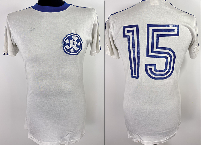  - Original match-worn Stuttgarter Kickers player jersey with the number 15. Worn in a match of the 2nd Bundesliga in the 1974/1975 season. Status: ABB Short-sleeved jersey; size M, club emblem sewn on, player number rubberized; manufacturer's logo rubberized; 40% cotton, 60% viscose; Made in West Germany; Condition: A