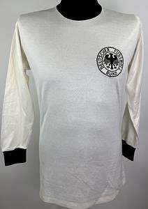  - Original match-worn Germany player shirt with the number 13. Worn by Dietmar Danner in a match during the 1976 European Championship in Yugoslavia. The shirt comes from the collection of a former DFB (German Football Association) staff member. Status ABA jersey, long-sleeved; size M; DFB crest embroidered; player number sewn on; polyester-cotton blend; made in West Germany. Condition: A - Bild 6