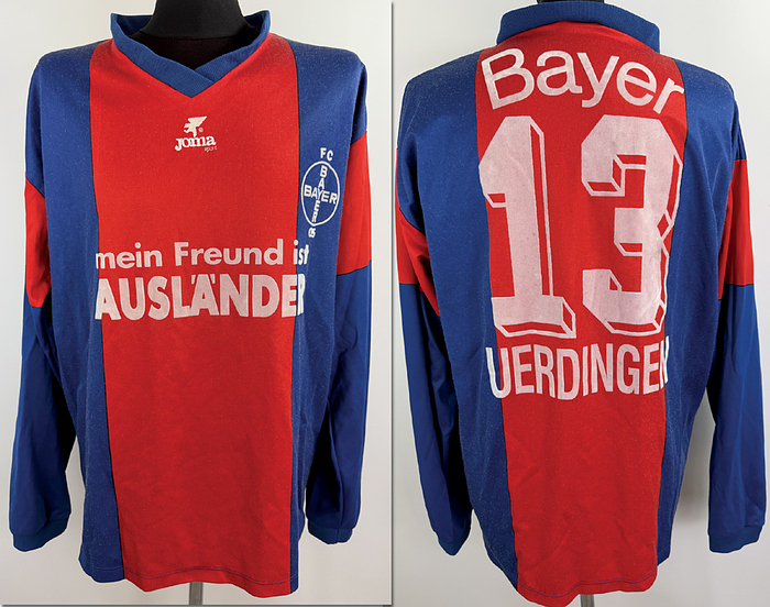 Uerdingen, FC Bayer  - Trikot 1992  | Original match worn FC Bayer Uerdingen Spielertrikot mit der Nummer 13 von Željko Dakic. SONDERTRIKOT "Mein Freund ist Ausländer". Getragen im  Bundesligaspiel gegen den 1 FC Köln am 2.12.1992. Diese Trikot wurde nur an diesem Tag eingesetzt. Status:AAB.