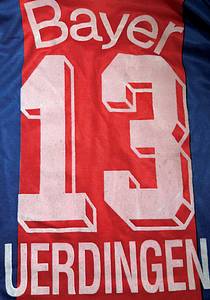 Uerdingen, FC Bayer  - Trikot 1992  | Original match worn FC Bayer Uerdingen Spielertrikot mit der Nummer 13 von Željko Dakic. SONDERTRIKOT "Mein Freund ist Ausländer". Getragen im  Bundesligaspiel gegen den 1 FC Köln am 2.12.1992. Diese Trikot wurde nur an diesem Tag eingesetzt. Status:AAB. - Bild 2