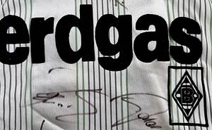  - Original match-worn Borussia Mönchengladbach player shirt with the number 9, worn by Uwe Rahn. Worn in a Bundesliga match during the 1988/1989 season. Condition: ABC. Long-sleeved shirt; size L; club emblem, Puma logo applied; sponsor "Erdgas" (natural gas), player number flocked; squad signed; 100% polyester; made in west germany; Condition: A - Bild 4