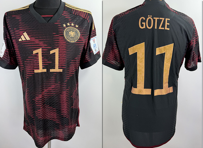 DFB - Trikot 2022 WM  | Original match issued DFB Spielertrikot mit der Nummer 11 von Mario Götze. Vorbereitet für die WM 2022 in Qatar. Es handelt sich um ein komplettes Trikotset mit Hose und Stutzenstrümpfen.Die Auswärtsvariante kam nicht zum Einsatz bei der Weltmeistschaft, da Deutschland überraschend in der Vorrunde ausschied. Status:AAB
