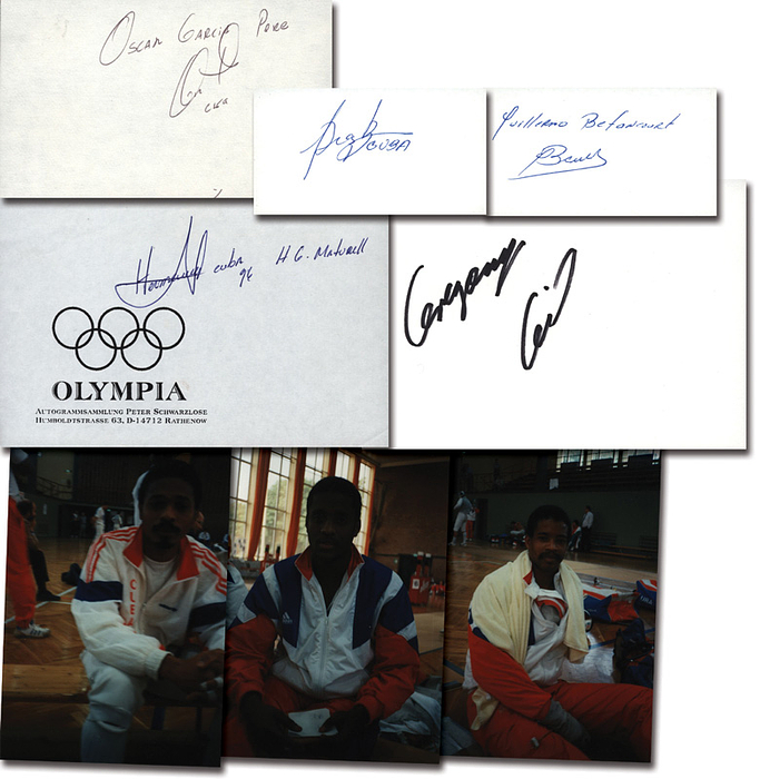 Cuba Fechten OSS1992  | Silbermedaille im Fechten Florett Mannschaft für Cuba bei den Olympischen Spielen 1992. Original Autographen von: Guillermo Betancourt, Tulio Díaz, Oscar García Pérez (Bronze 1996), Hermenegildo García, Elvis Gregory (Bronze 1992 Einzel, Bronze 1996). KOMPLETTES TEAM! Blancobelege 15x10 bis 9x5,5 cm.