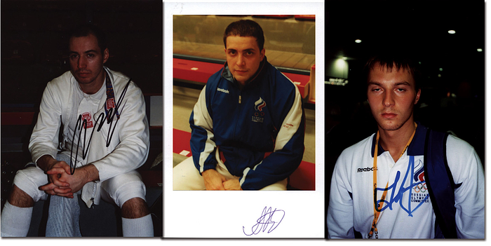 Russland Fechten OSS2000  | Goldmedaille im Fechten Säbel Mannschaft für Russland bei den Olympischen Spielen 2000. Original Signaturen von: Alexei Frossin (3facher Weltmeister. Foto), Sergei Scharikow (1974-2015. 1996 Gold + Silber Einzel, 2004 Bronze. Foto), Erstazmann Alexei Djatschenko (Bronze 2004 + 5facher Weltmeister. Karteikarte mit Foto). 15x10 cm.