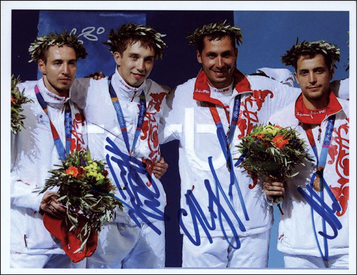 Russland Fechten OSS2004  | Bronzemedaille im Fechten Säbel Team für Russland bei den Olympischen Spielen 2004. Farbreprofoto mit original Signaturen von  Alexei Djatschenko (4facher Weltmeister), Alexei Jakimenko und Stanislaw Posdnjakow (1996 2xGold, 2000 Gold. 10x Weltmeister).