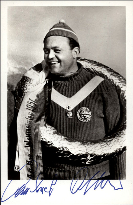 Ostler, Anderl  | (1921-1988) S/W-Fotopostkarte mit Originalsignatur des Olympiasiegers 1952 im Bobsport Anderl Ostler (GER). 14x9 cm.