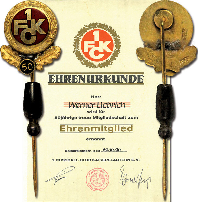  - Golden official badge of honour of 1.FC Kaiserslautern on the occasion of 50 years of club membership. Silver, gilded (hallmarked 935 silver) with wreath of honour, laurel leaves and the number "50", maker: H.Dierlamm, Pforzheim. Partially enamelled in red, 2x2 cm. Plus certificate "Ehrenurkunde Werner Liebrich wird für 50jährige treue Mitgliedschaft zum EHRENMITGLIED ernannt. Kaiserslautern, den 22.10.1990", parchment, 34.5x25 cm. Personal copy of Werner Liebrich. Slightly buckled. Condition: A-
