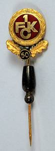  - Golden official badge of honour of 1.FC Kaiserslautern on the occasion of 50 years of club membership. Silver, gilded (hallmarked 935 silver) with wreath of honour, laurel leaves and the number "50", maker: H.Dierlamm, Pforzheim. Partially enamelled in red, 2x2 cm. Plus certificate "Ehrenurkunde Werner Liebrich wird für 50jährige treue Mitgliedschaft zum EHRENMITGLIED ernannt. Kaiserslautern, den 22.10.1990", parchment, 34.5x25 cm. Personal copy of Werner Liebrich. Slightly buckled. Condition: A- - Bild 2