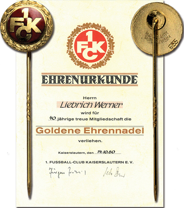 Kaiserslautern,1.FC-Abzeichen  | Goldene offizielle Ehrennadel des 1.FC Kaiserslautern anlässlich der 40jährigen Vereinszugehörigkeit. Silber, vergoldet (gepunzt 935er Silber) mit Ehrenkranz, Hersteller: H.Dierlamm, Pforzheim. Teilweise rot emalliert, 1,7 cm. Dabei: "Ehrenurkunde Werner Liebrich wird für 40jährige treue Mitgliedschaft die Goldene Ehrennadel verliehen. Kaiserslautern, den 14.10.1980", Pergament, 34,5x25 cm. Persönliches Exemplar von Werner Liebrich.