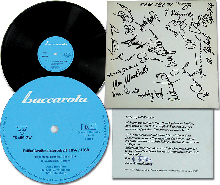 Schallplatte WM 1954+1958  | Fußball-Weltmeisterschaft. 1954 Bern. 1958 Stockholm. Am Mikrophon: Herbert Zimmermann. Sondercover, 32x32 cm. Auf dem Cover 20 original Signaturen von Alt-Nationalspielern vom 16. August 1973 bei einem Treffen der Alt-Internationalen, bei dem die Spieler diese Platte von Ariola als Geschenk erhieltenn. Signaturen von : Goldbrunner, Janes, Stuhlfauth, H.Erhardt, Kuzurra, O.Walter, Kupfer, Lehnert, Münzberger, Szepan, H.Rahn, U.Seeler, Morlock, Posipal, Tilkowski. Persönliches Exemplar von Werner Liebrich.