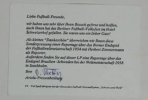 Schallplatte WM 1954+1958  | Fußball-Weltmeisterschaft. 1954 Bern. 1958 Stockholm. Am Mikrophon: Herbert Zimmermann. Sondercover, 32x32 cm. Auf dem Cover 20 original Signaturen von Alt-Nationalspielern vom 16. August 1973 bei einem Treffen der Alt-Internationalen, bei dem die Spieler diese Platte von Ariola als Geschenk erhieltenn. Signaturen von : Goldbrunner, Janes, Stuhlfauth, H.Erhardt, Kuzurra, O.Walter, Kupfer, Lehnert, Münzberger, Szepan, H.Rahn, U.Seeler, Morlock, Posipal, Tilkowski. Persönliches Exemplar von Werner Liebrich. - Bild 4