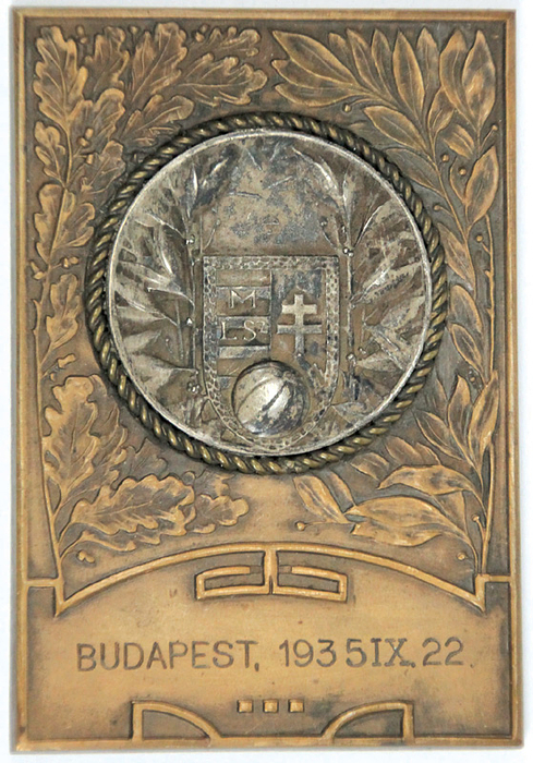 2Länderspielmedaille 1935 Ungarn v CSR  | Offizielle Länderspielmedaille für das Länderspiel Ungarn v Tschchoslowakai am 22.09.1935 in Budapest für des tschechischen Nationalspieler Jiri Sobotka. Bronze mit Gravur (Budapest, 1935 IX. 22" mit dem Wappen des ungarischen Fußballverbandes, Bronze, 8x5,5 cm.