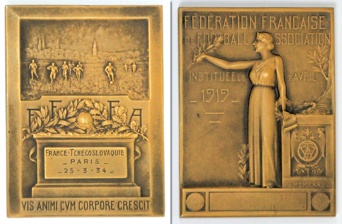  - Official international match medal for the match between France and Czechoslovakia, held on March 25, 1934, in Paris, awarded to Czech national team player Jiri Sobotka. Bronze, engraved: "France - Tchécoslovaquie Paris 25-03-34." Dimensions: 6.5 x 4.8 cm. Housed in its original case.  --The consignor acquired this medal directly from the estate of Sobotka! Jiri Sobotka—also known as Georges Sobotka (1911–1994)—was the 1934 World Cup runner-up. He earned a total of 23 international caps for Czechoslovakia. With Slavia Prague, he won the national championship six times and claimed the Mitropa Cup in 1938. In 1946, he moved to Switzerland, where he served as player-coach for FC La Chaux-de-Fonds, winning the league title five times. In 1959, he moved to Feyenoord Rotterdam as a coach, leading the team to the Dutch championship in 1961. Condition: A-