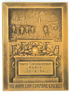 2Länderspielmedaille 1934 Frankreich v CSR  | Offizielle Länderspielmedaille für das Länderspiel Frankreich v Tschchoslowakai am 25.03.1934 in Paris für den tschechischen Nationalspieler Jiri Sobotka. Bronze mit Gravur: France - Tchoslovaquie Paris 25 - 03- 34", Bronze, 6,5x4,8 cm. Im original Etui. - Bild 2