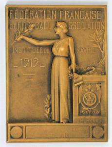  - Official international match medal for the match between France and Czechoslovakia, held on March 25, 1934, in Paris, awarded to Czech national team player Jiri Sobotka. Bronze, engraved: "France - Tchécoslovaquie Paris 25-03-34." Dimensions: 6.5 x 4.8 cm. Housed in its original case.  --The consignor acquired this medal directly from the estate of Sobotka! Jiri Sobotka—also known as Georges Sobotka (1911–1994)—was the 1934 World Cup runner-up. He earned a total of 23 international caps for Czechoslovakia. With Slavia Prague, he won the national championship six times and claimed the Mitropa Cup in 1938. In 1946, he moved to Switzerland, where he served as player-coach for FC La Chaux-de-Fonds, winning the league title five times. In 1959, he moved to Feyenoord Rotterdam as a coach, leading the team to the Dutch championship in 1961. Condition: A- - Bild 3