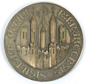  - Official international match medal for the match between Switzerland and Austria on April 17, 1949. Silver-plated bronze, engraved: Match international Suisse – Autriche. Namur, 17 avril 1949. 6 cm. --Jiri Sobotka, the successful coach of FC La Chaux-de-Fonds, was present at this match as the Swiss players' team official and therefore received this medal.The consignor acquired this medal directly from the estate of Sobotka! Jiri Sobotka—also known as Georges Sobotka (1911–1994)—was the 1934 World Cup runner-up. He earned a total of 23 international caps for Czechoslovakia. With Slavia Prague, he won the national championship six times and claimed the Mitropa Cup in 1938. In 1946, he moved to Switzerland, where he served as player-coach for FC La Chaux-de-Fonds, winning the league title five times. In 1959, he moved to Feyenoord Rotterdam as a coach, leading the team to the Dutch championship in 1961. Condition: A- - Bild 2