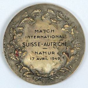  - Official international match medal for the match between Switzerland and Austria on April 17, 1949. Silver-plated bronze, engraved: Match international Suisse – Autriche. Namur, 17 avril 1949. 6 cm. --Jiri Sobotka, the successful coach of FC La Chaux-de-Fonds, was present at this match as the Swiss players' team official and therefore received this medal.The consignor acquired this medal directly from the estate of Sobotka! Jiri Sobotka—also known as Georges Sobotka (1911–1994)—was the 1934 World Cup runner-up. He earned a total of 23 international caps for Czechoslovakia. With Slavia Prague, he won the national championship six times and claimed the Mitropa Cup in 1938. In 1946, he moved to Switzerland, where he served as player-coach for FC La Chaux-de-Fonds, winning the league title five times. In 1959, he moved to Feyenoord Rotterdam as a coach, leading the team to the Dutch championship in 1961. Condition: A- - Bild 3
