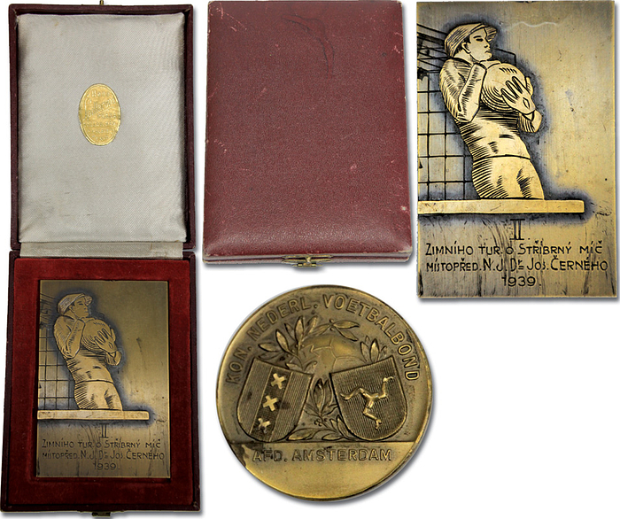 2Nachlass Jiri Sobotka  | Zwei Medaillen des tschechischen Vizeweltmeisters von 1934: 1) Medaille von als Spieler von Slavia Prag aus dem Jahre 1939. Bronze, 9x6 cm. 2) Turniermedaille aus Holland von Spiel Amsterdam v Rotterdam vom 7.2.1960. aus seiner Zeit als Trainer bei Fjenoord Rotterdam. Mit Gravur., Bronze, 4 cm.