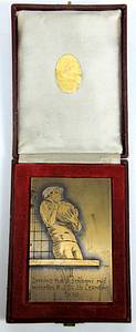  - Two medals belonging to the Czech 1934 World Cup runner-up: 1) A medal awarded during his time as a player for Slavia Prague, dated 1939. Bronze, 9 x 6 cm. 2) A tournament medal from the Netherlands, commemorating the match between Amsterdam and Rotterdam on February 7, 1960; awarded during his tenure as a coach at Feyenoord Rotterdam. Engraved. Bronze, 4 cm. --tarnished --The consignor acquired this medal directly from the estate of Sobotka! Jiri Sobotka—also known as Georges Sobotka (1911–1994)—was the 1934 World Cup runner-up. He earned a total of 23 international caps for Czechoslovakia. With Slavia Prague, he won the national championship six times and claimed the Mitropa Cup in 1938. In 1946, he moved to Switzerland, where he served as player-coach for FC La Chaux-de-Fonds, winning the league title five times. In 1959, he moved to Feyenoord Rotterdam as head coach, leading the team to the Dutch championship in 1961. Condition: A- - Bild 3
