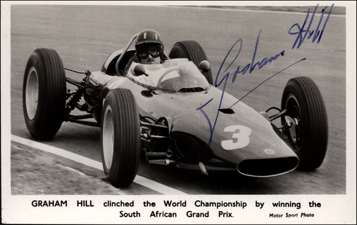 Hill, Graham  | (1929-1975) S/W-Fotokarte mit Originalsignatur von Graham Hill in Tinte Britischer Automobilrennfahrer und 2facher Formel-1 Weltmeisters von 1962 + 1968 Graham Hill (176 Grand Prix). 13,5x9 cm.