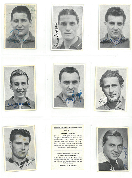 Weltmeister 1954 - Sammelbilder-Kiddy WM'54  | 8 verschiedene Sammelbilder von "Kiddy" aus dem Album „Fußball Weltmeisterschaft 1954“ Kiddy, Köln 1954. Mit den Porträts der Weltmeister 1954 jeweils mit original Signatur: Rahn, O.Walter, Schäfer, Eckel, Posipal, Liebrich, Mai und Morlock, je 7x5 cm.