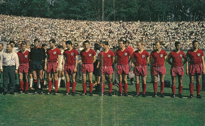 München,Bayern - 1966  | Farbmagazinfoto des FC Bayern München 22.5.1966 vom Pokalendspiel gegen den Meidericher SV in Frankfurt mit 12 Originalautographen der Spieler und des Trainer Cajkowski, 30x18,5 cm.