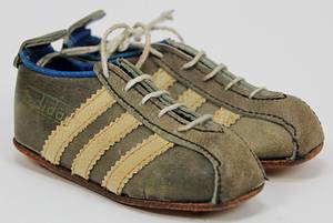 Mini-Fußballschuhe 1968  | Mini-Fußballschuhe ca. 1968 von Adidas mit 2 Origialautogrammen vom Fußball - Weltmeister 1954 und Spieler des 1.FC Nürnberg Max Morlock anläßlich der deutschen Meisterschaft des 1.FC Nürnberg 1968 Handgearbeitet, Leder, mit Lederstollen. Länge 10,5 cm; Höhe 4 cm. - Bild 2