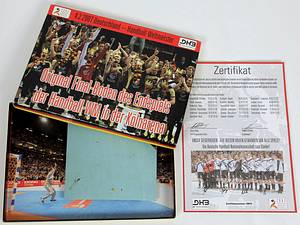 Handball - Final-Boden WM2007  | Original Final-Boden des Endspieles der Handball - Weltmeisterschaft in der Kölnarena vom 4.2.2007 Deutschland Handball - Weltmeister. 12x12 cm großes Stück mit Spielspuren und Konfetti von der Siegesfeier bei der Siegerehrung am 4.2.. In original Box mitt Zertifikat (No. 09616), 22x16x1,5 cm. - Bild 2
