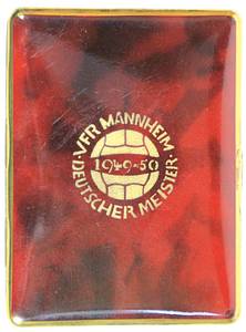 Mannheim,VfR-Zigarettendose 1949  | vergoldete Zigarttendose mit Schildpatt und goldenem Aufdruck "VfR Mannheim Deutscher Meister 1949 - 50". Innen vergoldet mit original Haltegummi für Zigaretten. 10,5x8 cm. Geschenk des VfR Mannheim an die Meisterschaftsspieler 1949. Aus dem Nachlass von Hermann Jöckel (1920-1991, Torwart). - Bild 2