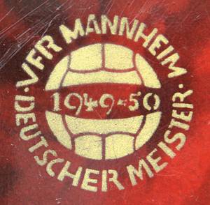 Mannheim,VfR-Zigarettendose 1949  | vergoldete Zigarttendose mit Schildpatt und goldenem Aufdruck "VfR Mannheim Deutscher Meister 1949 - 50". Innen vergoldet mit original Haltegummi für Zigaretten. 10,5x8 cm. Geschenk des VfR Mannheim an die Meisterschaftsspieler 1949. Aus dem Nachlass von Hermann Jöckel (1920-1991, Torwart). - Bild 3
