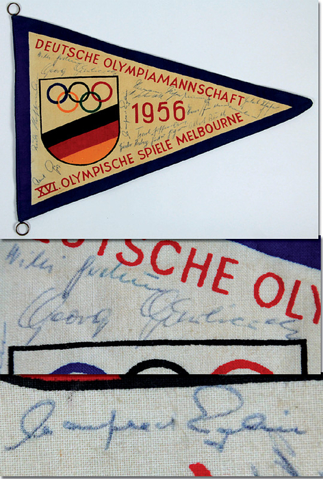 1Wimpel OS 1956  | Farbig bedruckter Leinenwimpel „Deutsche Olympiamannschaft 1956 XVI. Olympische Spiele Melbourne“. Mit 14 original Signaturen von der DFB-Olympiaauswahl im Fußball, 33x22 cm.