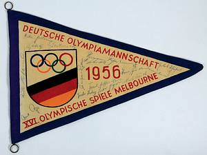  - Olympic Games Melbourne 1956 German Penannt: Colour print linen pennant „Deutsche Olympiamannschaft 1956 XVI. Olympische Spiele Melbourne“. With 14 original signatures of members of the DFB Olympic team, 33x22 cm. --From the estate of the 1956 German Olympian and German international footballer Rudolf Hoffmann (1935–2020; VfB Stuttgart; 1 senior international cap). Condition: B - Bild 2