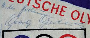1Wimpel OS 1956  | Farbig bedruckter Leinenwimpel „Deutsche Olympiamannschaft 1956 XVI. Olympische Spiele Melbourne“. Mit 14 original Signaturen von der DFB-Olympiaauswahl im Fußball, 33x22 cm. - Bild 3