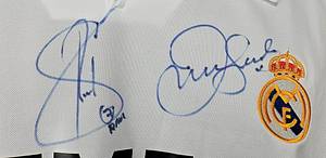 Madrid, Real - 2002  | Original Adidas Chamions League Fanshirt Real Madrid 2002 - 2003 mit 8 original Signaturen der damalign Superstars von Real: Zidane, Beckham, Ronaldo, Figo, Casillas, Roberto Carlos, Helguera und Raul. Größe XL - Bild 3