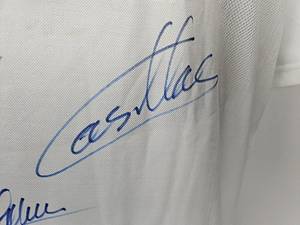 Madrid, Real - 2002  | Original Adidas Chamions League Fanshirt Real Madrid 2002 - 2003 mit 8 original Signaturen der damalign Superstars von Real: Zidane, Beckham, Ronaldo, Figo, Casillas, Roberto Carlos, Helguera und Raul. Größe XL - Bild 6