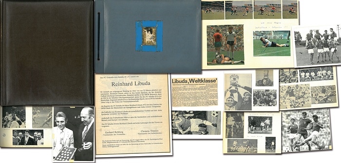 Sorry, no english description is available. ...  - ca. 100 Albumkartonseiten. Kunstleder 27x30 + 32x23 cm Condition: C.....Das blaue Album ist komplett gefüllt. Später wurden noch Fotos und Presseberichte nach dem Tod von Libuda 1996 von der Familie beigelegt, u.a. die original Traueranzeige von Schlake 04. Das andere Album ist nicht komplett gefüllt, hauptsächich --Das Stück kommt direkt aus dem Nachlass von Reinhard "Stan" Libuda (1943-1996). 3.Platz Fußball - Weltmeisterschaft 1970. 26 DFB A-Länderspiele. 289 Bundesligaspiele Schalke 04 + Borussia Dortmund. Europapokalsiger 1966 mit Dortmund. DFB Pokalsieger 1972 mit Schalke. Deutscher Vize Meister 1966 (BVB) + 1972 (Schalke). Das Stücke wird mit einem Echtheitszertifikat ( COA) geliefert!