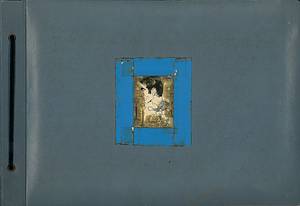 Sorry, no english description is available. ...  - ca. 100 Albumkartonseiten. Kunstleder 27x30 + 32x23 cm Condition: C.....Das blaue Album ist komplett gefüllt. Später wurden noch Fotos und Presseberichte nach dem Tod von Libuda 1996 von der Familie beigelegt, u.a. die original Traueranzeige von Schlake 04. Das andere Album ist nicht komplett gefüllt, hauptsächich --Das Stück kommt direkt aus dem Nachlass von Reinhard "Stan" Libuda (1943-1996). 3.Platz Fußball - Weltmeisterschaft 1970. 26 DFB A-Länderspiele. 289 Bundesligaspiele Schalke 04 + Borussia Dortmund. Europapokalsiger 1966 mit Dortmund. DFB Pokalsieger 1972 mit Schalke. Deutscher Vize Meister 1966 (BVB) + 1972 (Schalke). Das Stücke wird mit einem Echtheitszertifikat ( COA) geliefert! - Bild 3