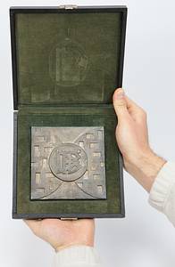  - Winner's medal belonging to Reinhard "Stan" Libuda, awarded as a player for Schalke 04 for finishing in 2nd place in the 1969 DFB-Pokal following the final match held on June 14, 1969, in Frankfurt (Bayern Munich 2–1 Schalke 04). Heavy bronze plaque (1.4 kg, silver-plated) inscribed "DFB Vereinspokal 1969." 12.5 x 12.5 cm. Housed in its original presentation case. --The players of Bayern Munich received the same medal, albeit gold-plated. Only 22 silver-plated medals were issued to the players of Schalke 04. --This item comes directly from the estate of Reinhard "Stan" Libuda (1943–1996). 3rd Place – 1970 FIFA World Cup. 26 Senior International Caps (DFB). 289 Bundesliga Matches (Schalke 04 + Borussia Dortmund). European Cup Winner 1966 (with Dortmund). DFB Cup Winner 1972 (with Schalke). German Vice-Champion 1966 (BVB) + 1972 (Schalke). The item is supplied with a Certificate of Authenticity (COA)! Condition: A- - Bild 4