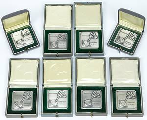 - 8 DFB Honorary Plaques awarded to Reinhard "Stan" Libuda for his participation in DFB senior international matches; each features an engraving and date, measuring 4.7 x 4.7 cm. Silver-plated bronze, presented in their original cases. Libuda earned 26 international caps between 1963 and 1971. The collection includes plaques commemorating the following matches: 1964 vs. Morocco and Sweden; 1964 vs. Algeria and Czechoslovakia; 1967 vs. France and Romania; 1969 vs. Cyprus; and 1970 vs. Spain.  This item comes directly from the estate of Reinhard "Stan" Libuda (1943–1996). 3rd Place – 1970 FIFA World Cup. 26 Senior International Caps (DFB). 289 Bundesliga Matches (Schalke 04 + Borussia Dortmund). European Cup Winner 1966 (with Dortmund). DFB Cup Winner 1972 (with Schalke). German Vice-Champion 1966 (BVB) + 1972 (Schalke). The item is supplied with a Certificate of Authenticity (COA)! Condition: A- - Bild 2