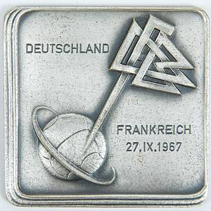  - 8 DFB Honorary Plaques awarded to Reinhard "Stan" Libuda for his participation in DFB senior international matches; each features an engraving and date, measuring 4.7 x 4.7 cm. Silver-plated bronze, presented in their original cases. Libuda earned 26 international caps between 1963 and 1971. The collection includes plaques commemorating the following matches: 1964 vs. Morocco and Sweden; 1964 vs. Algeria and Czechoslovakia; 1967 vs. France and Romania; 1969 vs. Cyprus; and 1970 vs. Spain.  This item comes directly from the estate of Reinhard "Stan" Libuda (1943–1996). 3rd Place – 1970 FIFA World Cup. 26 Senior International Caps (DFB). 289 Bundesliga Matches (Schalke 04 + Borussia Dortmund). European Cup Winner 1966 (with Dortmund). DFB Cup Winner 1972 (with Schalke). German Vice-Champion 1966 (BVB) + 1972 (Schalke). The item is supplied with a Certificate of Authenticity (COA)! Condition: A- - Bild 3