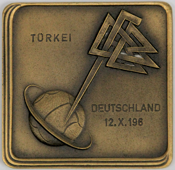 Sorry, no english description is available. ...  -  Condition: A-.....Medaille mit Gravurfehler, die zweite "6" bei der Jahreszahl 1966 wurde vergessen. --Der DFB begann Ende 1957 mit einer neuen Tradition. Der DFB ließ für die deutschen Spieler eines DFB A-Länderspieles eine Erinnerungsplakette anfertigen. Silber für die eingesetzten Spieler und später Bronze für die Reservespieler. --Das Stück kommt direkt aus dem Nachlass von Reinhard "Stan" Libuda (1943-1996). 3.Platz Fußball - Weltmeisterschaft 1970. 26 DFB A-Länderspiele. 289 Bundesligaspiele Schalke 04 + Borussia Dortmund. Europapokalsiger 1966 mit Dortmund. DFB Pokalsieger 1972 mit Schalke. Deutscher Vize Meister 1966 (BVB) + 1972 (Schalke). Das Stücke wird mit einem Echtheitszertifikat ( COA) geliefert!