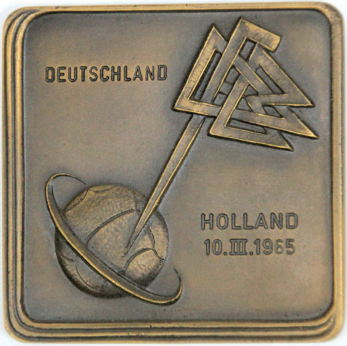 Sorry, no english description is available. ...  -  Condition: A.....Der DFB begann Ende 1957 mit einer neuen Tradition. Der DFB ließ für die deutschen Spieler eines DFB A-Länderspieles eine Erinnerungsplakette anfertigen. Silber für die eingesetzten Spieler und später Bronze für die Reservespieler. ---Das Stück kommt direkt aus dem Nachlass von Leo Wilden (1936-2022). Urgestein des 1.FC Köln (1959-63 119 Oberligaspiele, 1963-66 63 Bundesligaspiele). Deutscher Meister 1962 + 1964, Vizemeister 1960 + 1963, 4x Westdeutscher Meister. 15 DFB A-Länderspiele. Teilnehmer Fußball - Weltmeisterschaft 1962. Das Stücke wird mit einem Echtheitszertifikat ( COA) geliefert!