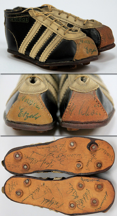Sorry, no english description is available. ...  -  Condition: B.....Die Miniatur Fußballschuhe wurden von der Firma Adidas seit 1954 in handarbeit als WM-Souvenir produziert. --leicht verblaßt --Das Stück kommt direkt aus dem Nachlass von Reinhard "Stan" Libuda (1943-1996). 3.Platz Fußball - Weltmeisterschaft 1970. 26 DFB A-Länderspiele. 289 Bundesligaspiele Schalke 04 + Borussia Dortmund. Europapokalsiger 1966 mit Dortmund. DFB Pokalsieger 1972 mit Schalke. Deutscher Vize Meister 1966 (BVB) + 1972 (Schalke). Das Stücke wird mit einem Echtheitszertifikat ( COA) geliefert!