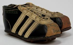 Sorry, no english description is available. ...  -  Condition: B.....Die Miniatur Fußballschuhe wurden von der Firma Adidas seit 1954 in handarbeit als WM-Souvenir produziert. --leicht verblaßt --Das Stück kommt direkt aus dem Nachlass von Reinhard "Stan" Libuda (1943-1996). 3.Platz Fußball - Weltmeisterschaft 1970. 26 DFB A-Länderspiele. 289 Bundesligaspiele Schalke 04 + Borussia Dortmund. Europapokalsiger 1966 mit Dortmund. DFB Pokalsieger 1972 mit Schalke. Deutscher Vize Meister 1966 (BVB) + 1972 (Schalke). Das Stücke wird mit einem Echtheitszertifikat ( COA) geliefert! - Bild 2