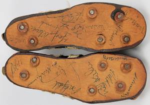 Sorry, no english description is available. ...  -  Condition: B.....Die Miniatur Fußballschuhe wurden von der Firma Adidas seit 1954 in handarbeit als WM-Souvenir produziert. --leicht verblaßt --Das Stück kommt direkt aus dem Nachlass von Reinhard "Stan" Libuda (1943-1996). 3.Platz Fußball - Weltmeisterschaft 1970. 26 DFB A-Länderspiele. 289 Bundesligaspiele Schalke 04 + Borussia Dortmund. Europapokalsiger 1966 mit Dortmund. DFB Pokalsieger 1972 mit Schalke. Deutscher Vize Meister 1966 (BVB) + 1972 (Schalke). Das Stücke wird mit einem Echtheitszertifikat ( COA) geliefert! - Bild 3